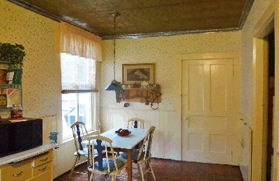 Eat-in Kitchen Area Eat-in Kitchen Area